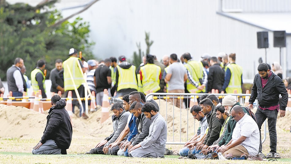 Un rezo durante el entierro abierto al público de Haji Daoud Nabi, el afgano que salvó algunas vidas.