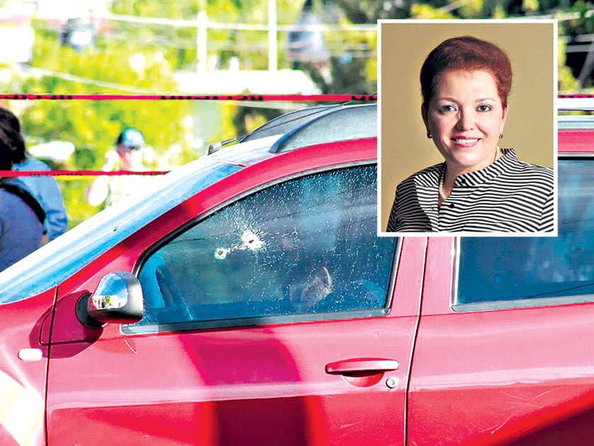 El cadáver de Breach yace dentro del vehículo baleado. La periodista tenía 54 años. 