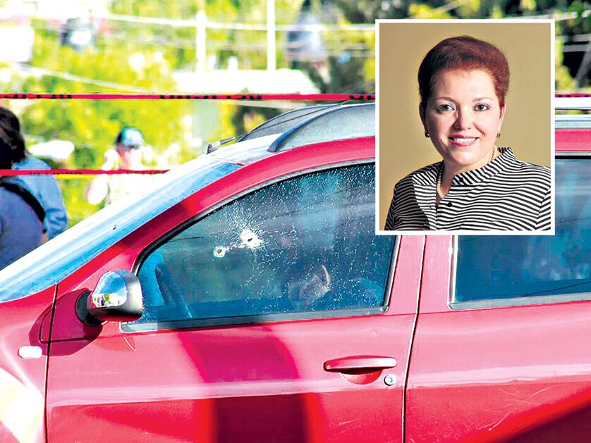 El cadáver de Breach yace dentro del vehículo baleado. La periodista tenía 54 años.