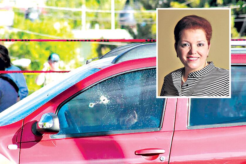 El cadáver de Breach yace dentro del vehículo baleado. La periodista tenía 54 años.