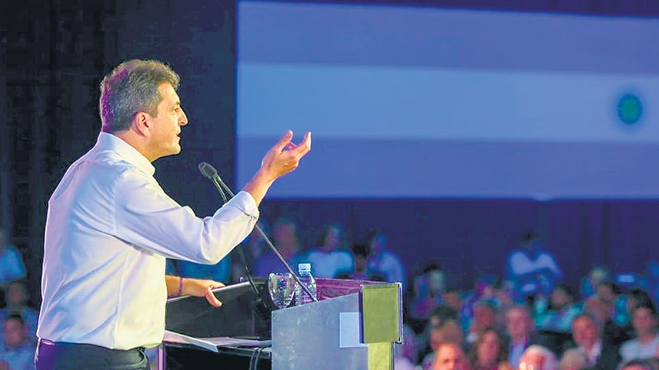 “El Gobierno dice que hay un único camino, pero no dice que por ahí sólo caminan los pudientes”, dijo Massa.