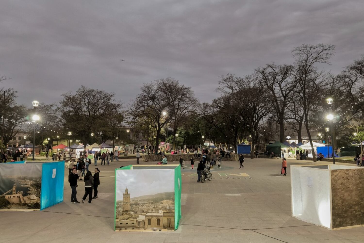 Muestra de la Orán de Argelia en la plaza de la Nueva Orán en Salta.
