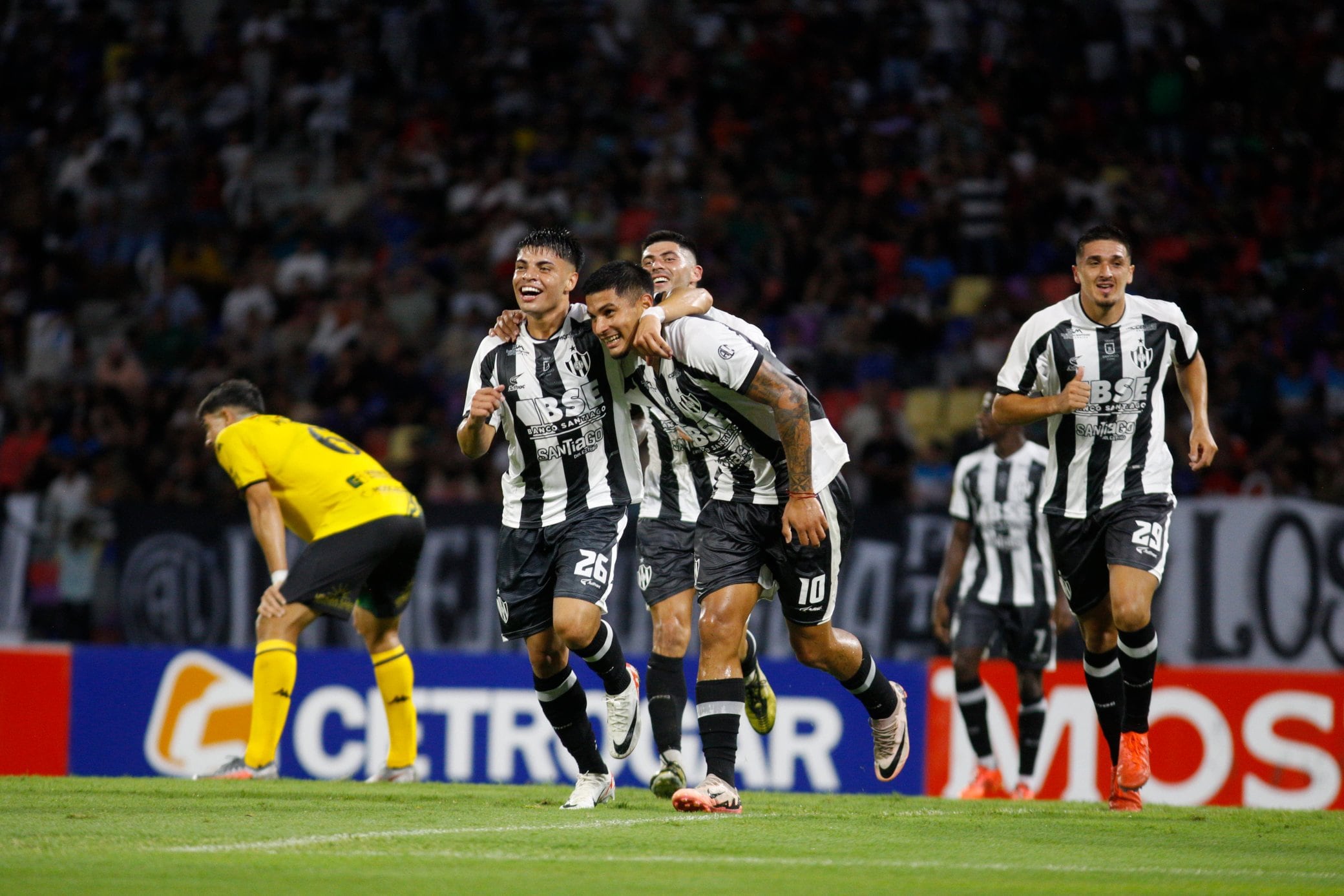 Gastón Verón tuvo una que definió muy mal. A la segunda, pudo festejar.