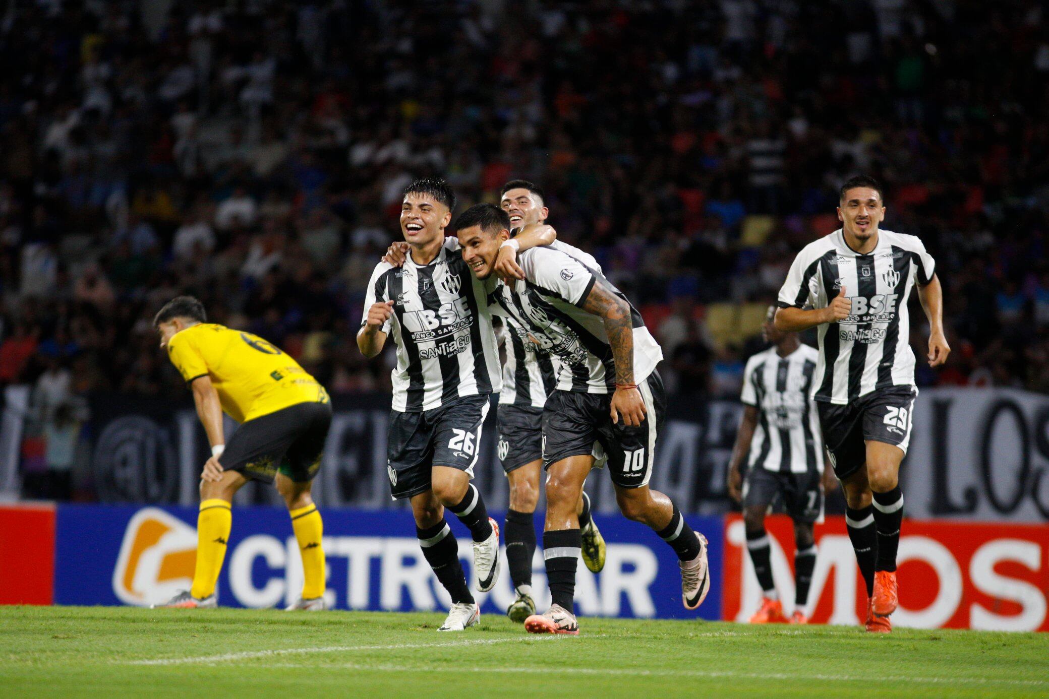 Gastón Verón tuvo una que definió muy mal. A la segunda, pudo festejar.