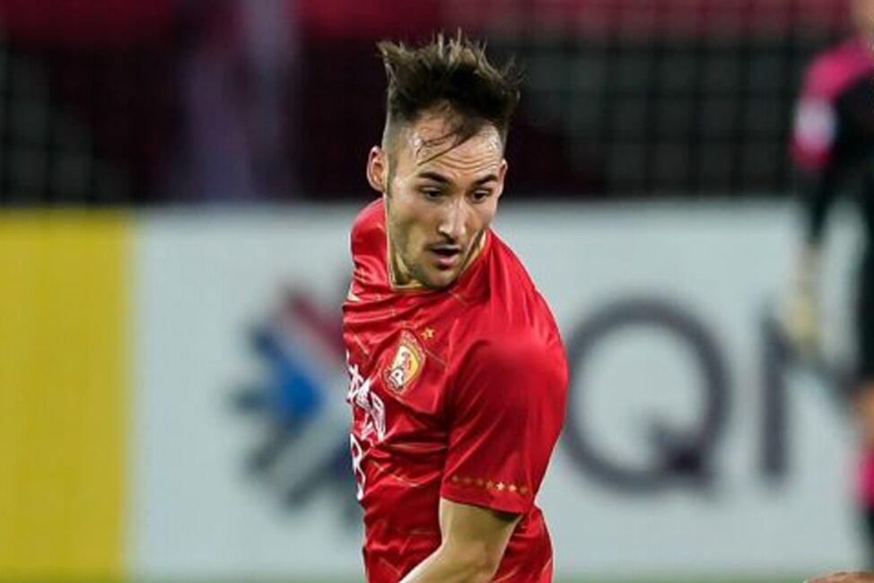 El futbolista serbio Nemanja Gudelj hizo saltar las alarmas. 