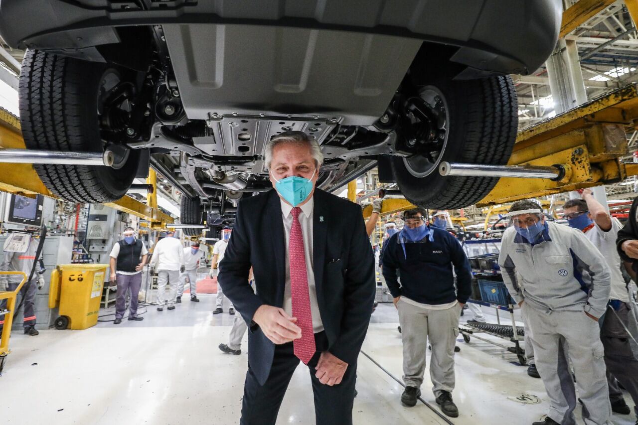 El presidente Alberto Fernández recorrerá hoy la empresa Toyota, que retomó sus actividades con un protocolo especial. Como se ve en la foto, la semana pasada hizo lo mismo en Volkswagen.
