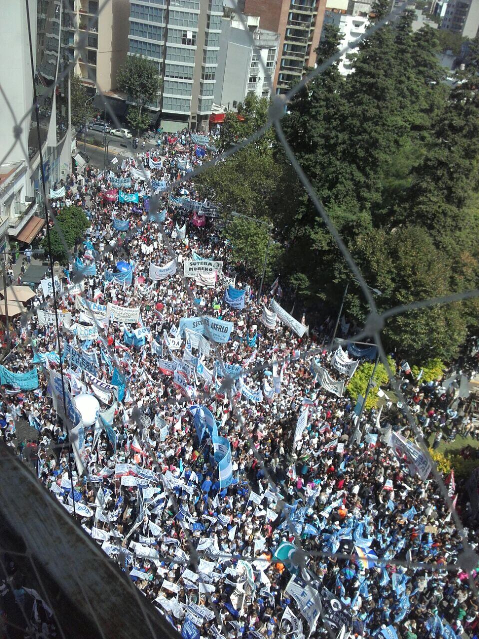 La masiva marcha docente de ayer en La Plata.