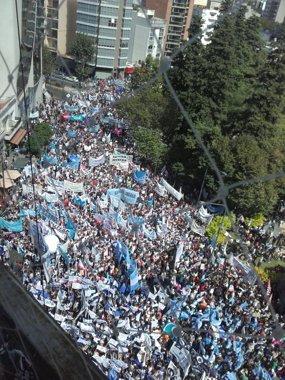 La masiva marcha docente de ayer en La Plata.