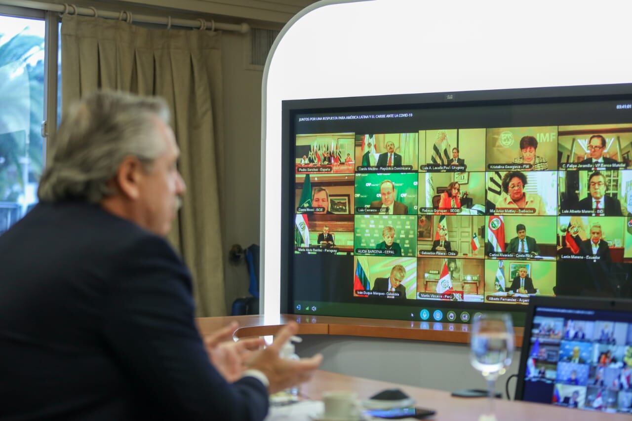 Fernández, durante su encuentro virtual de hoy con otros mandatarios de la región.