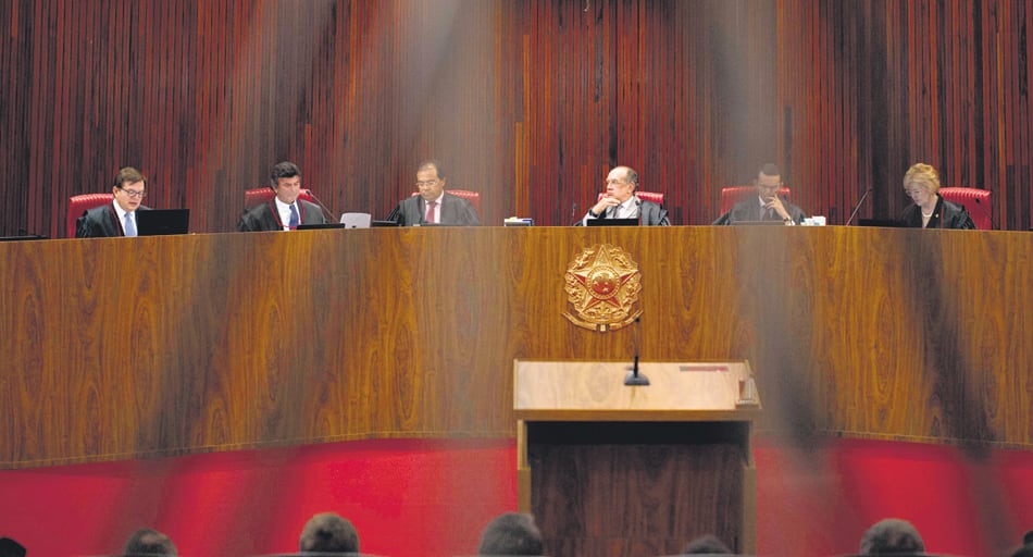 El presidente del Tribunal Superior Electoral, Gilma Mendes, encabeza la audiencia de ayer en el proceso contra Temer.