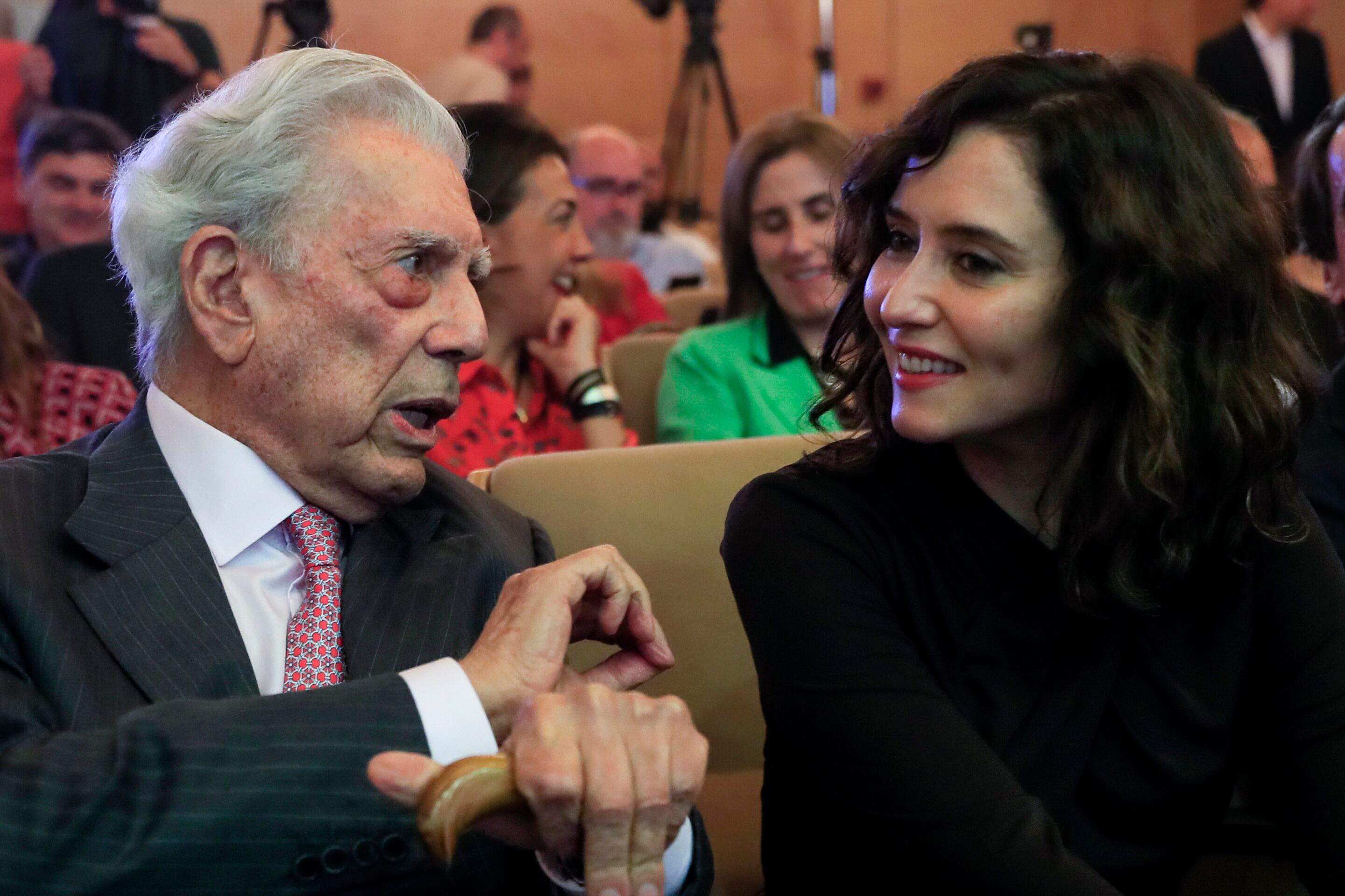Vargas Llosa junto a Díaz Ayuso en el acto en Madrid.