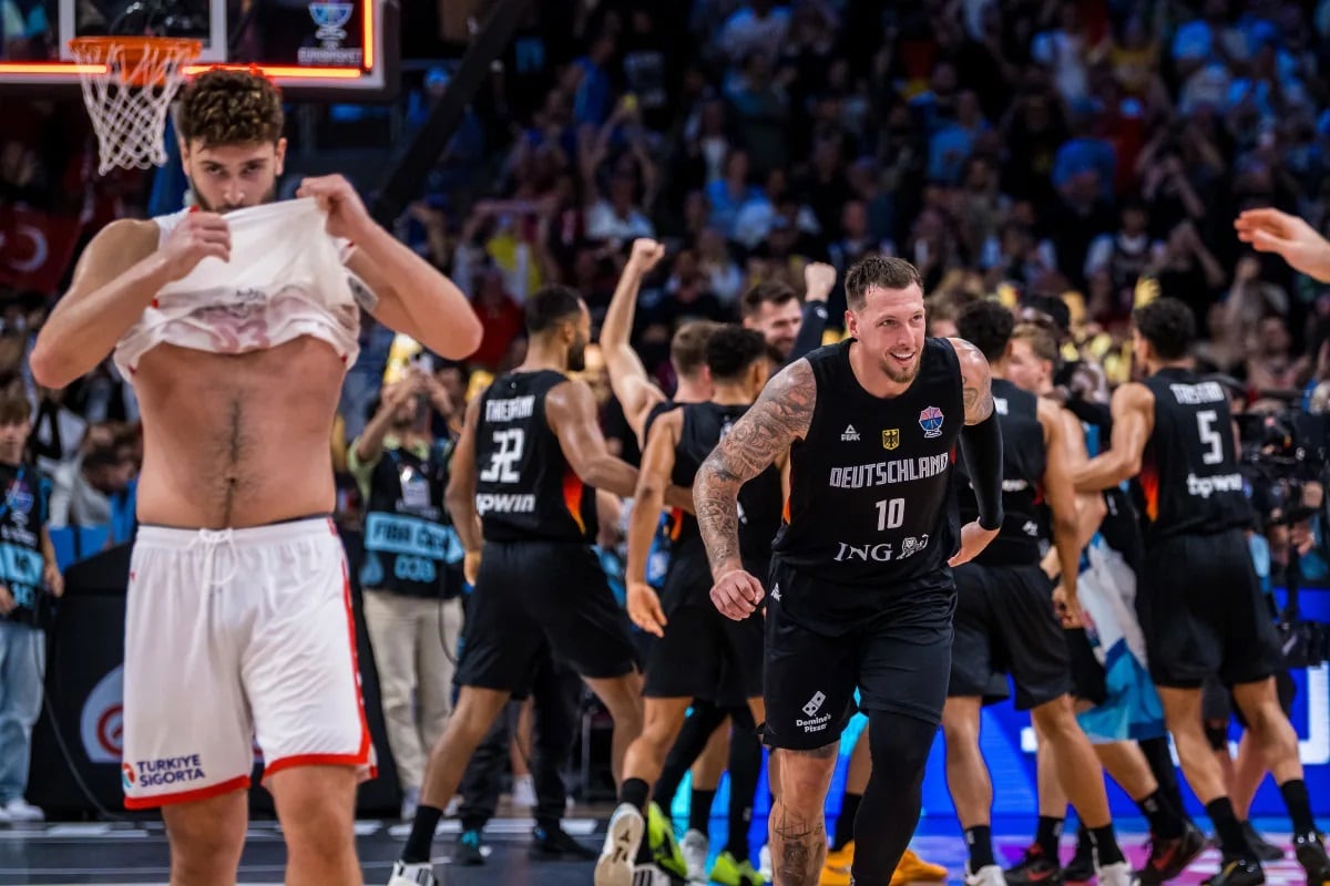 Daniel Theis y toda Alemania ya festejan. Alperen Sengun es todo bronca.
