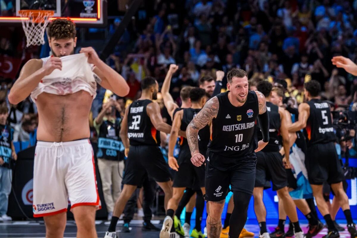 Daniel Theis y toda Alemania ya festejan. Alperen Sengun es todo bronca.