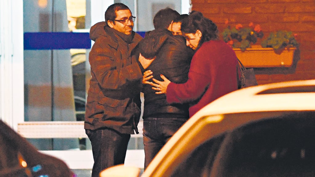 Los familiares de los tripulantes, el sábado por la noche, después de ser informados del hallazgo.