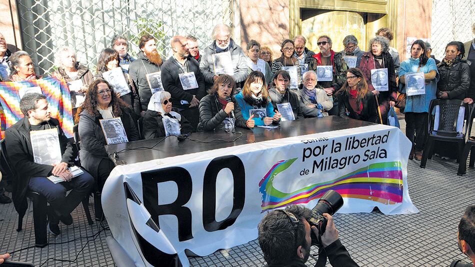 Integrantes de distintos organismos de derechos humanos se reunieron ayer para reclamar a la Corte Suprema.