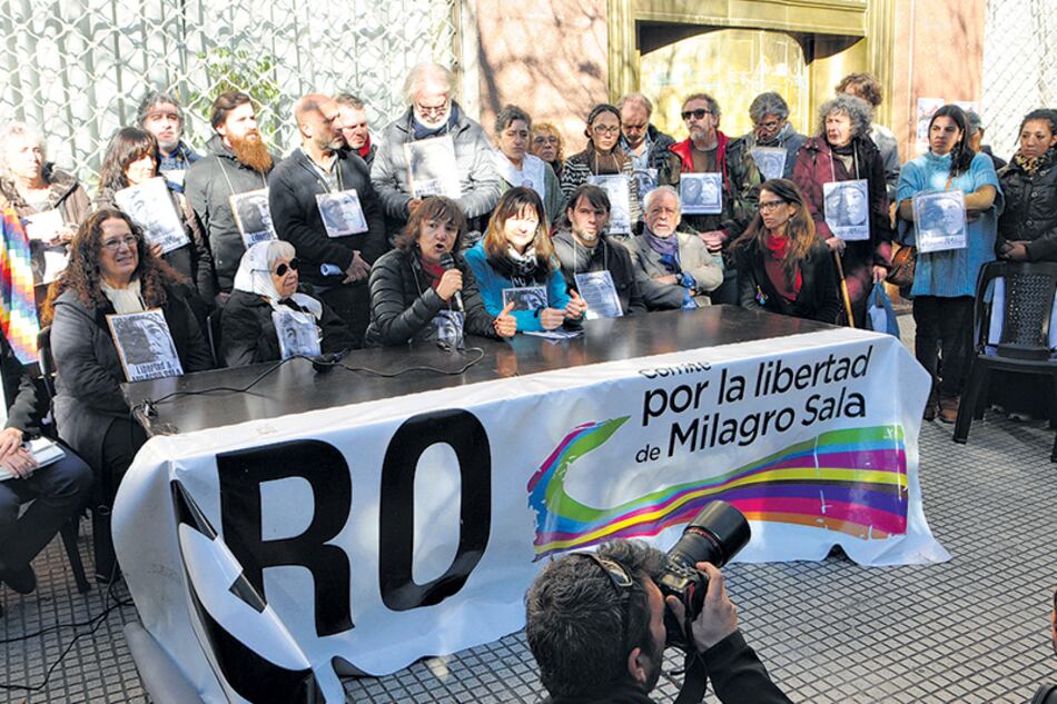 Integrantes de distintos organismos de derechos humanos se reunieron ayer para reclamar a la Corte Suprema.