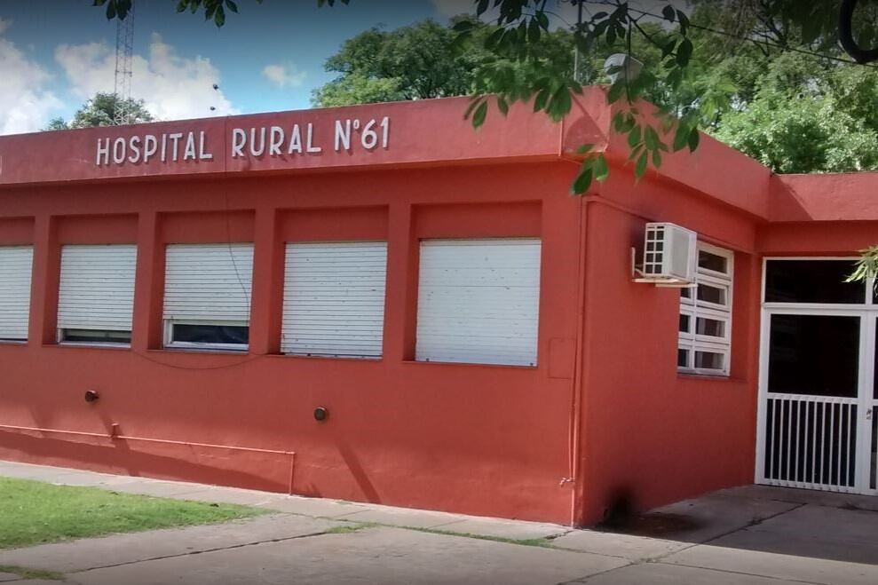 Mientras se dirigían a toda velocidad hacia el Hospital Samco de Roldán, uno de los uniformados le realizó la maniobra de Heimlich (RCP) a la criatura, que reaccionó favorablemente. 