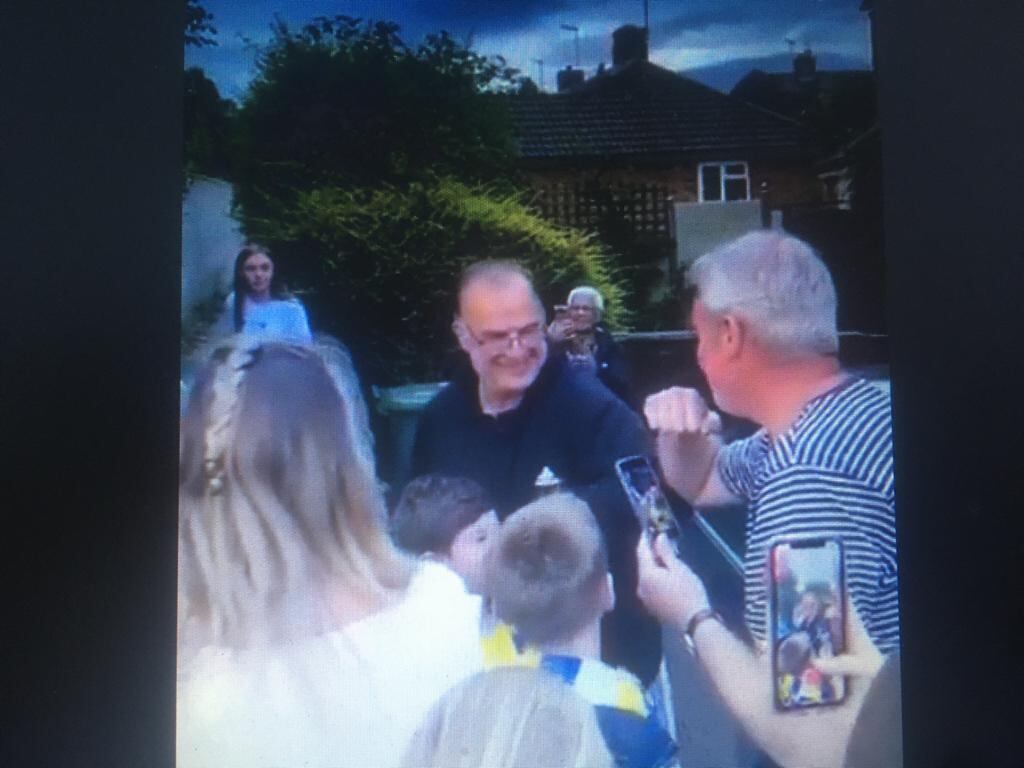 Bielsa, codo a codo con los hinchas del Leeds. 