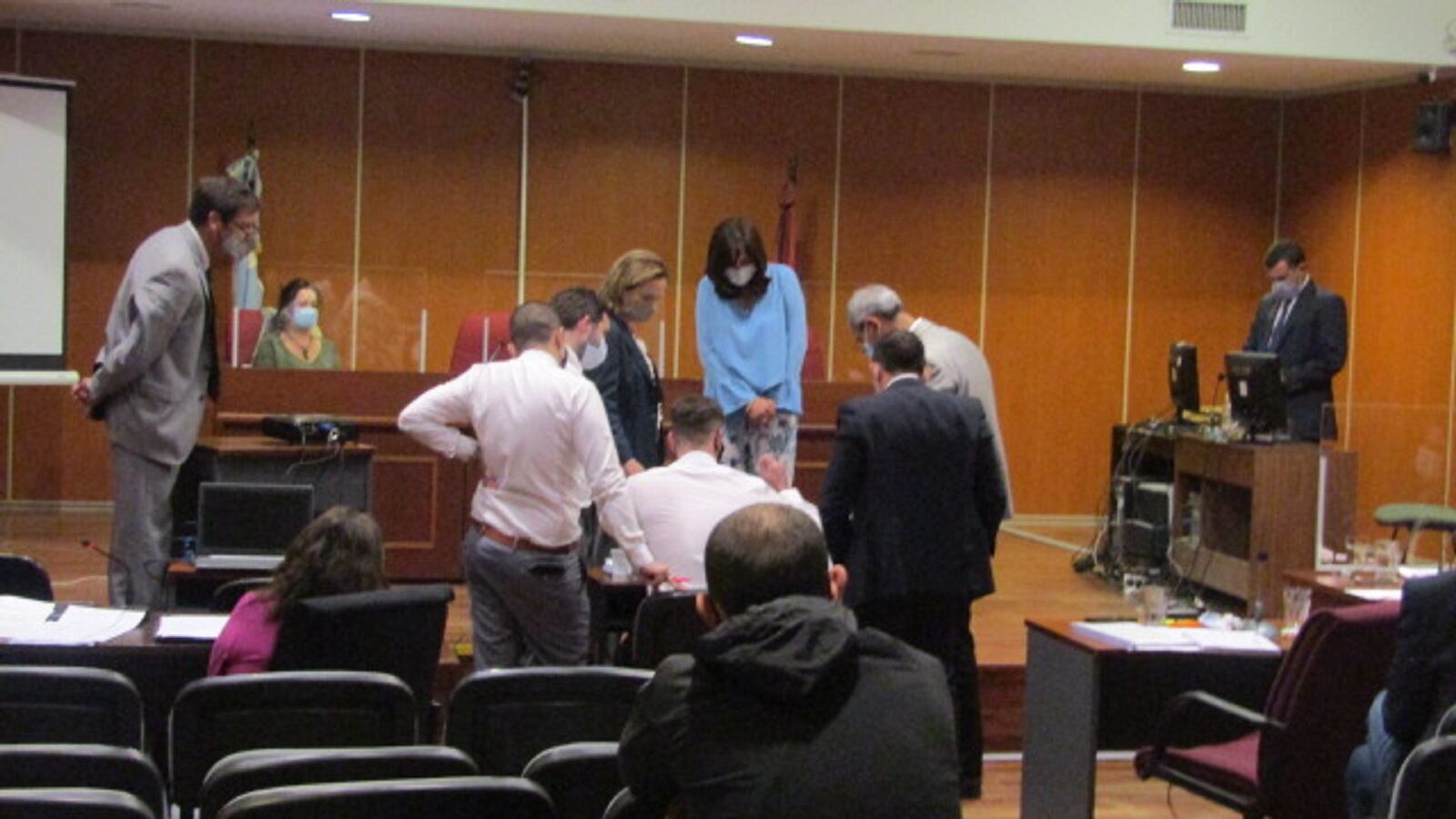 Rodríguez (sentado, camisa blanca) reconociendo planos de la casa de Teruel.