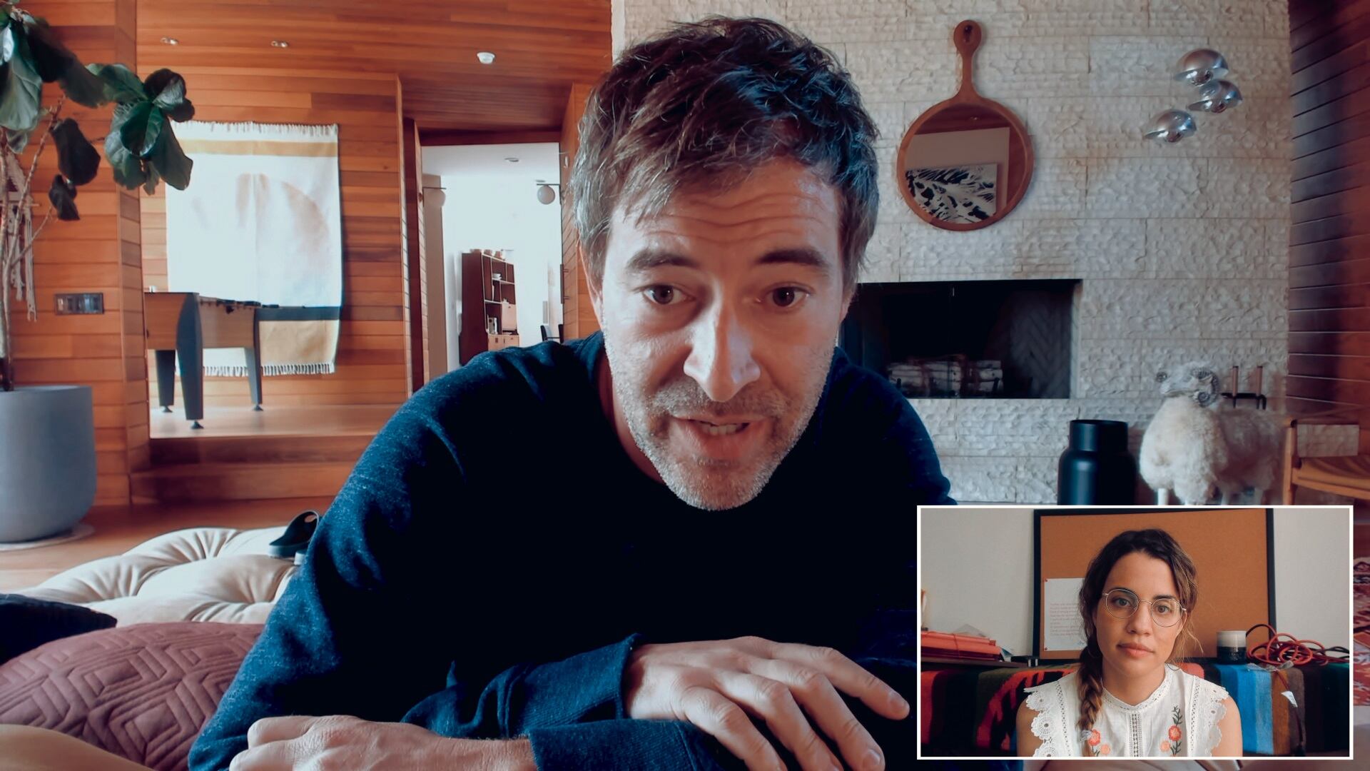 Mark Duplass y Morales: una relación construida en dos idiomas y sólo por Zoom. 