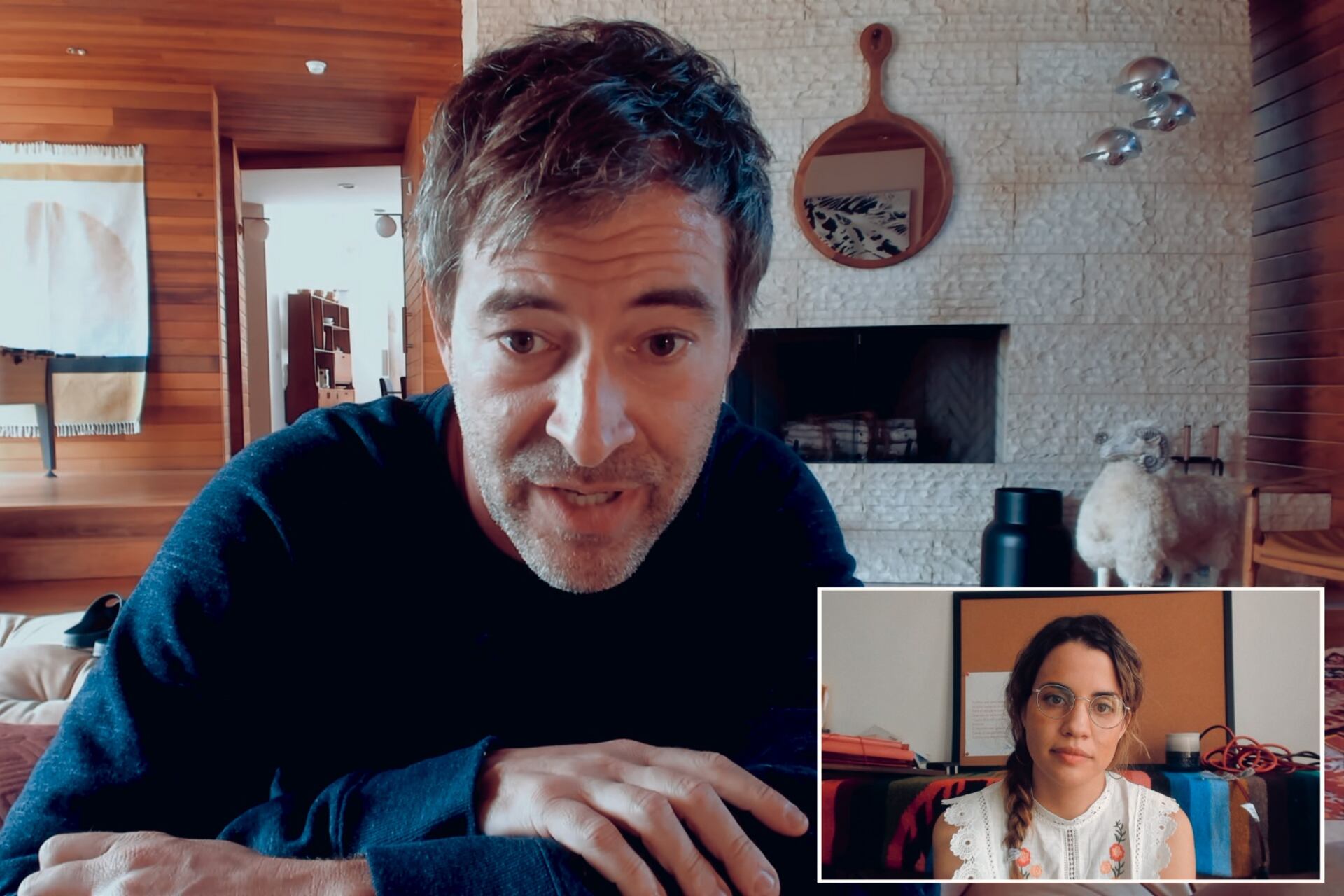Mark Duplass y Morales: una relación construida en dos idiomas y sólo por Zoom.