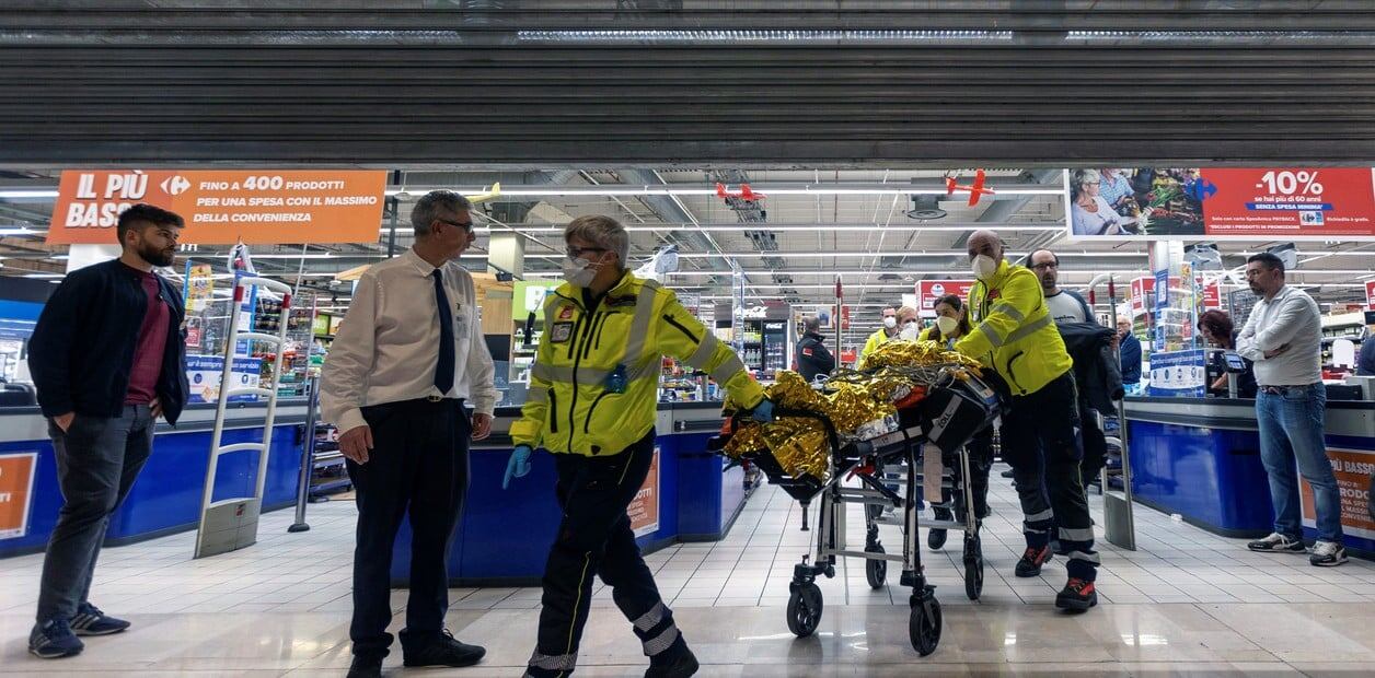 El atacante agarró un cuchillo de los estantes del supermercado Carrefour -en als afueras de Milán- y comenzó a apuñalar a las personas que en ese momento estaban realizando compras. (Foto:AP)