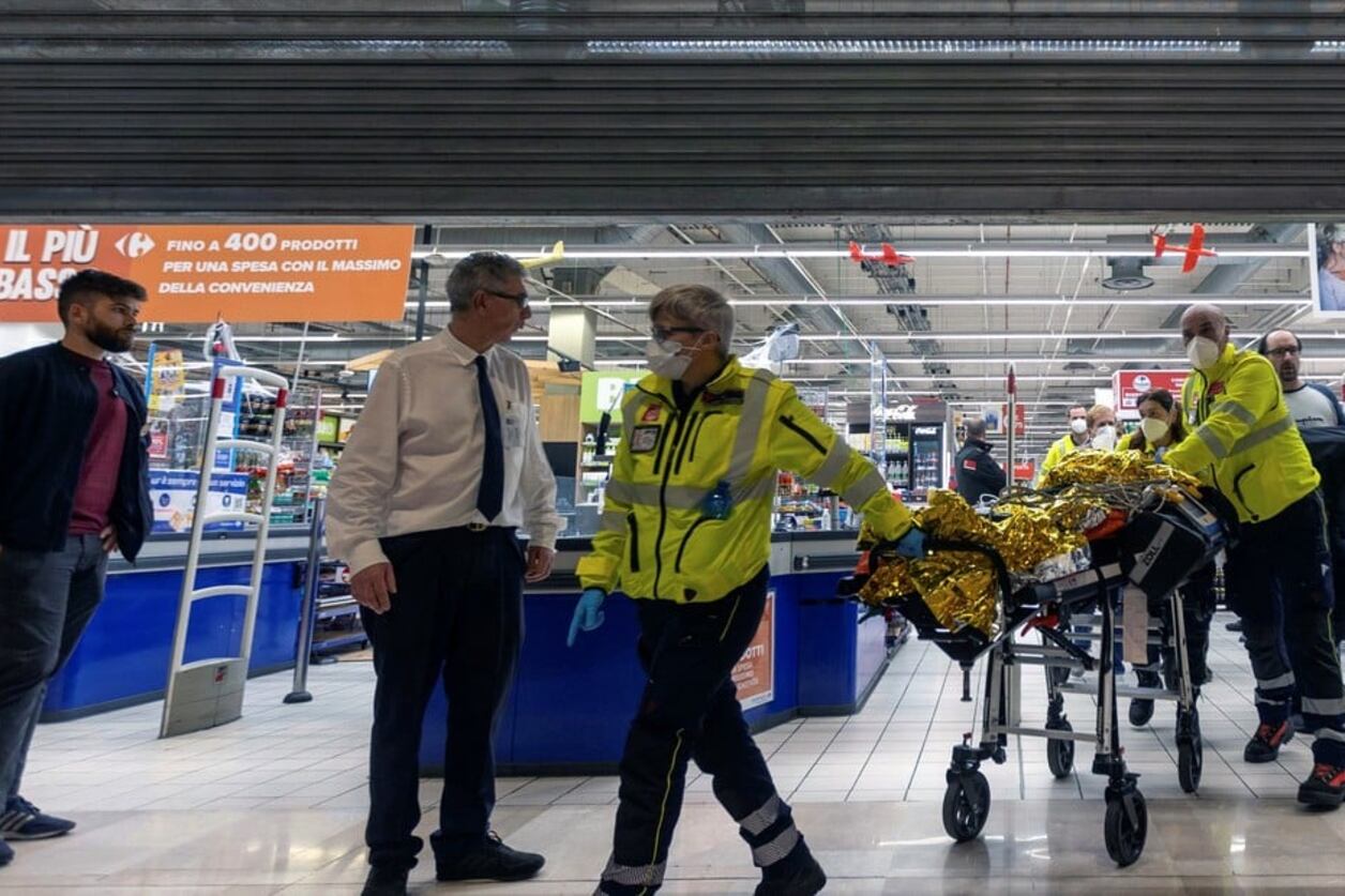 El atacante agarró un cuchillo de los estantes del supermercado Carrefour -en als afueras de Milán- y comenzó a apuñalar a las personas que en ese momento estaban realizando compras. (Foto:AP)
