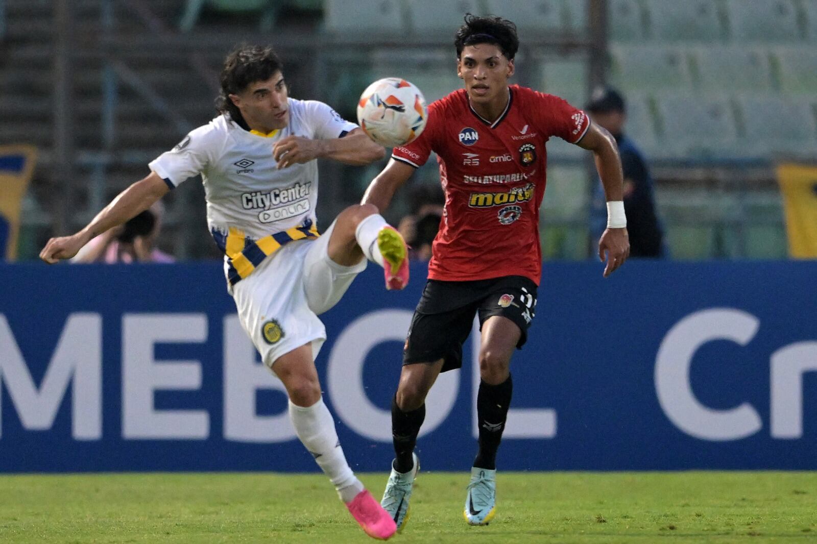 Malcorra busca dominar la pelota ante su marcador