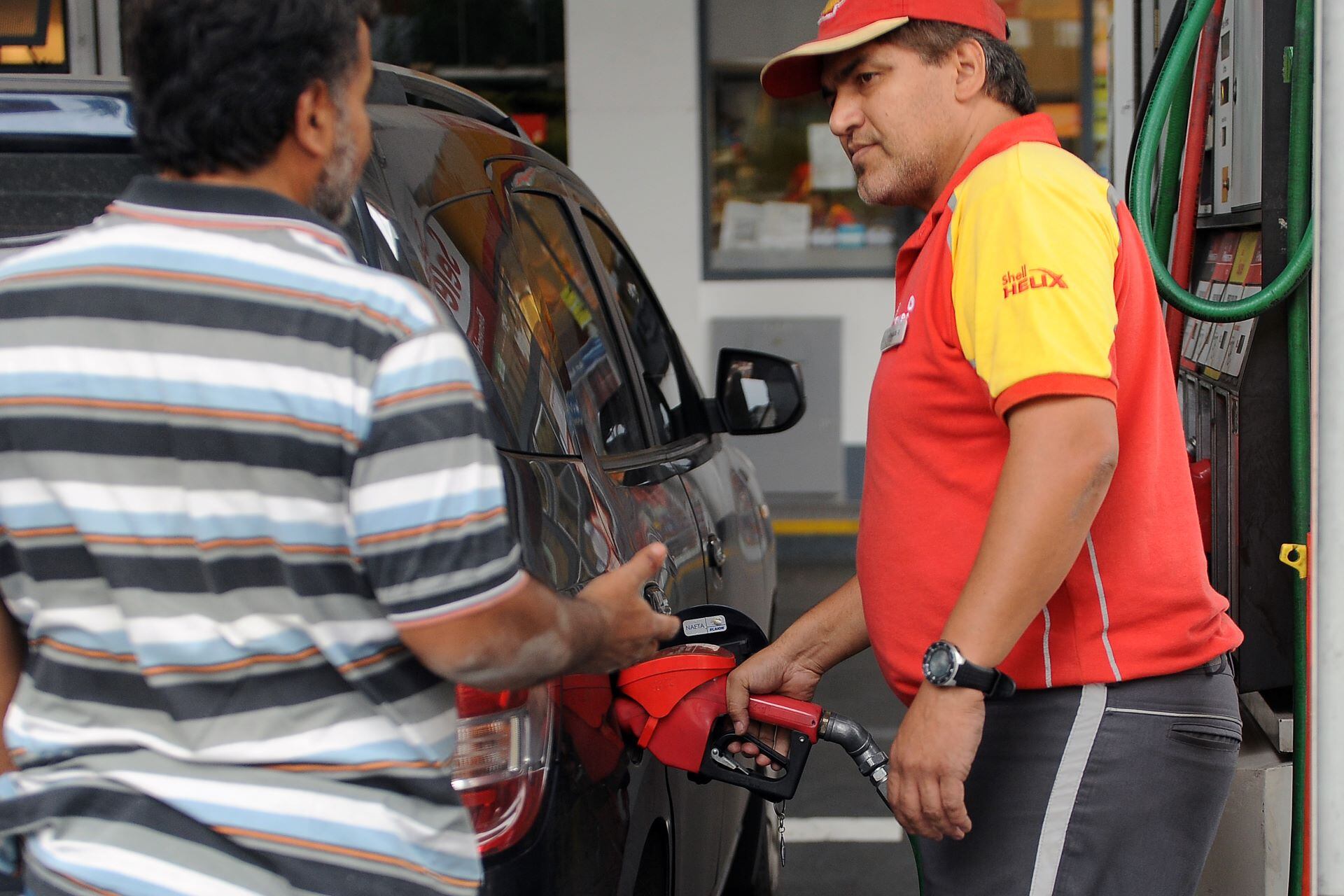 Tras el vencimiento del acuerdo de precios con el Gobierno, las petroleras aumentaron los valores del combustible anticipándose a una futura reunión.