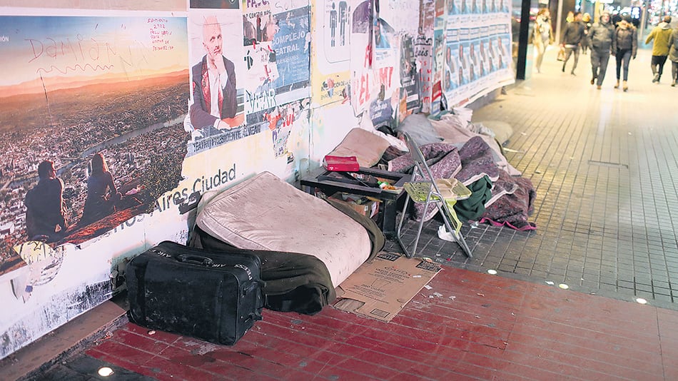 La avenida Corrientes es escenario del fuerte incremento de personas cobijadas en la vereda a la espera de otra suerte para sobrevivir.