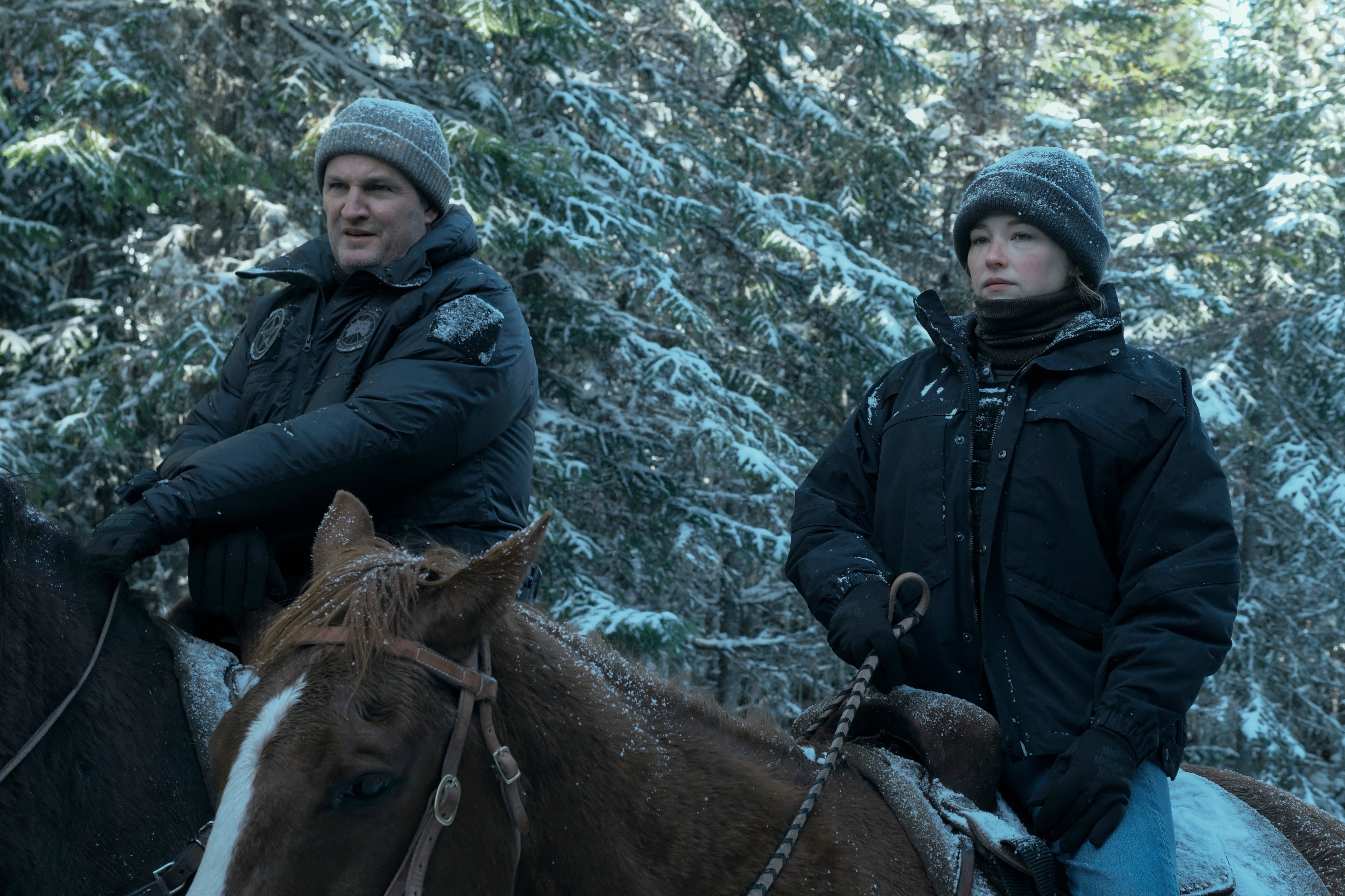 Jason Clarke debe encontrar una corte de prófugos en medio del hielo