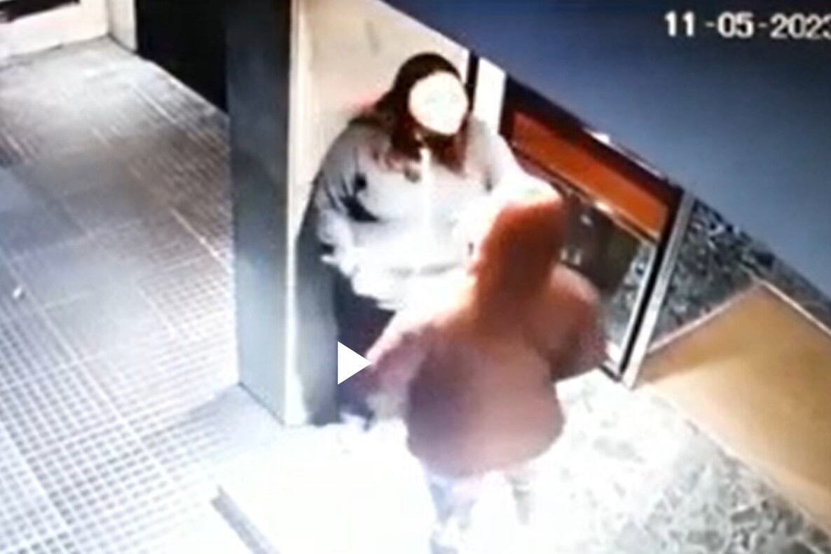 La agresión quedó registrada en las cámaras de seguridad del edificio (Foto: captura de video)