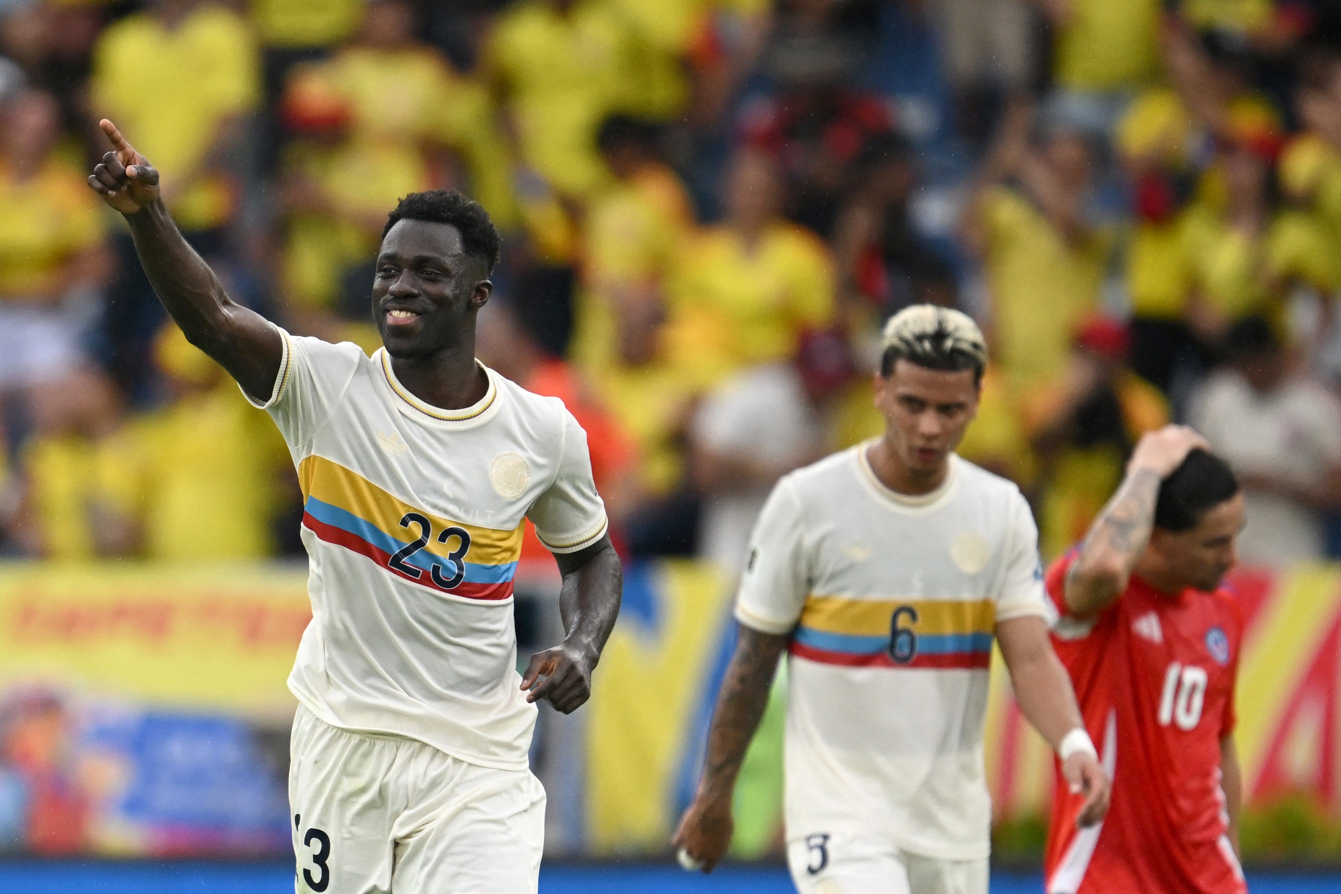 Davinson Sánchez festeja la apertura del marcador.