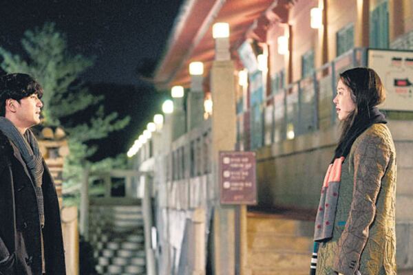 A pesar de la sombra de Hong, A Tiger in Winter tiene, sin embargo, una agenda estética propia.