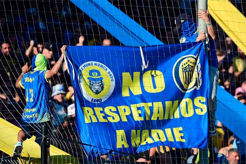 La bandera fue desplegada por hombres con el rostro tapado