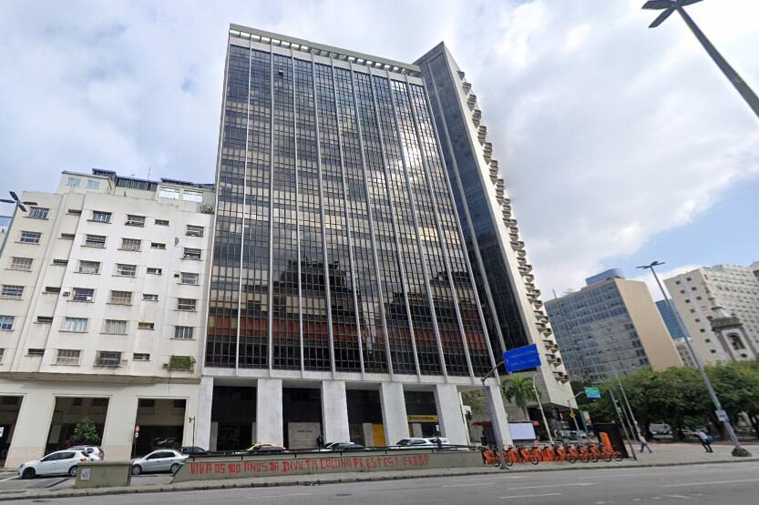 El inmueble ofrecido, en pleno centro y que albergó la sede del Jockey Club Brasileño, fue diseñado por el arquitecto Lúcio Costa.