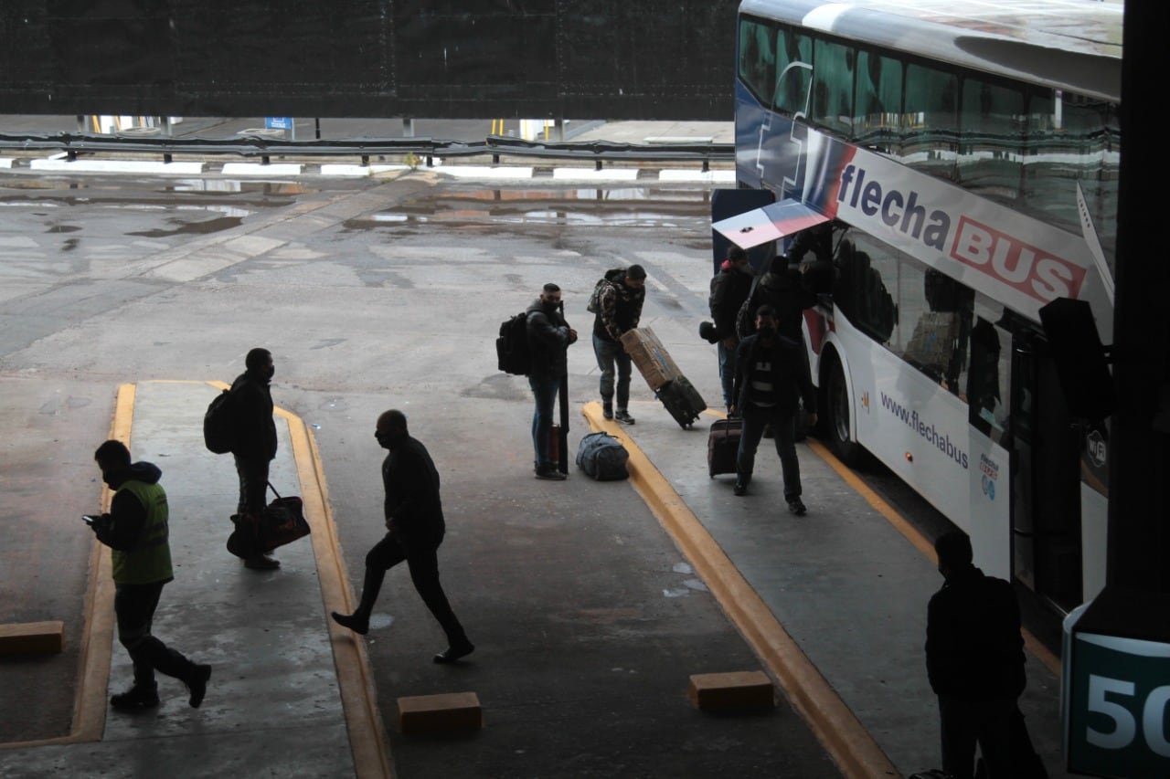 Los micros y trenes de media y larga distancia fueron autorizados a ocupar del 80 al 100 por ciento de su capacidad.