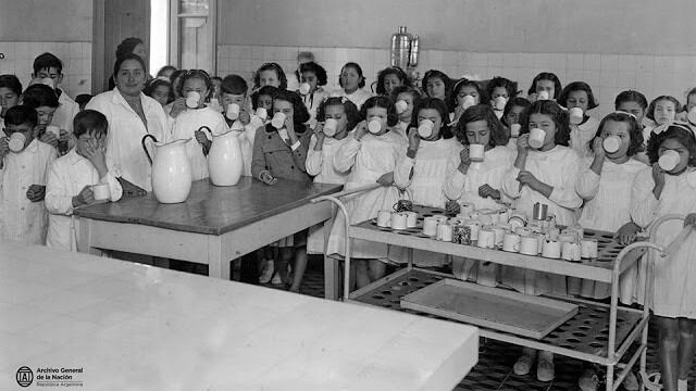 Escuela Normal de Salta. Foto de 1942 casi profética, con tazas en vez de barbijos.