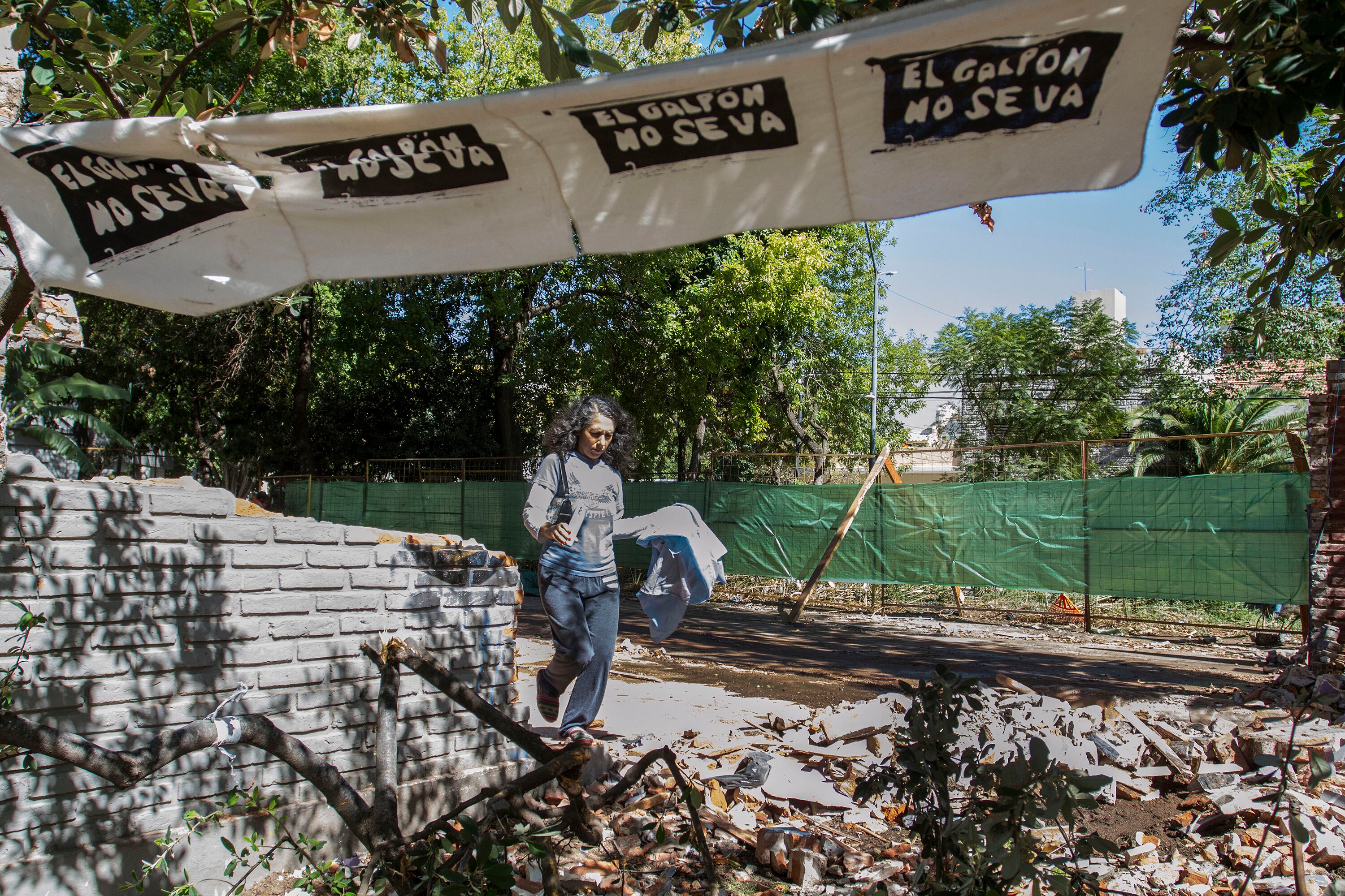 Más de 100 agentes rodearon las instalaciones para evitar que los vecinos evitaran la demolición.