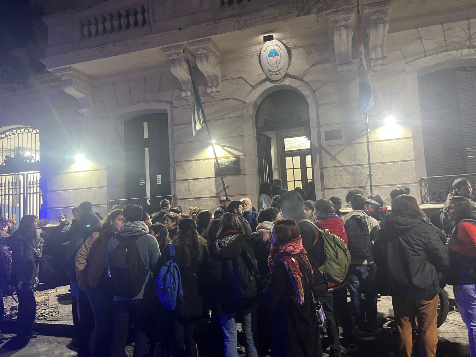 Unas cien personas aguardaban la liberación, sin certezas. 