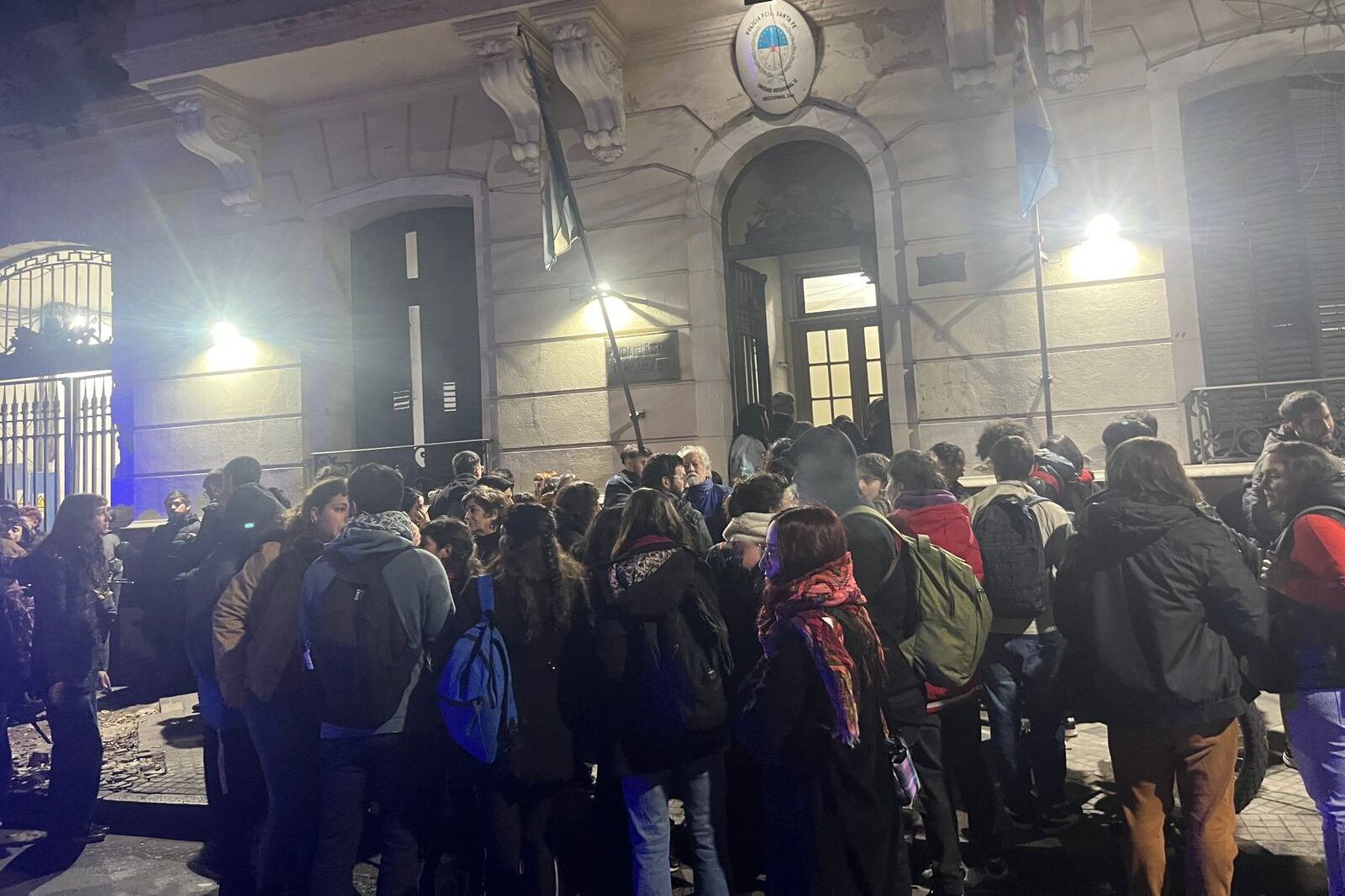 Unas cien personas aguardaban la liberación, sin certezas.