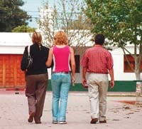 Natalia, en el medio de mamá y papá, en 2005.