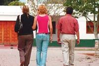 Natalia, en el medio de mamá y papá, en 2005.