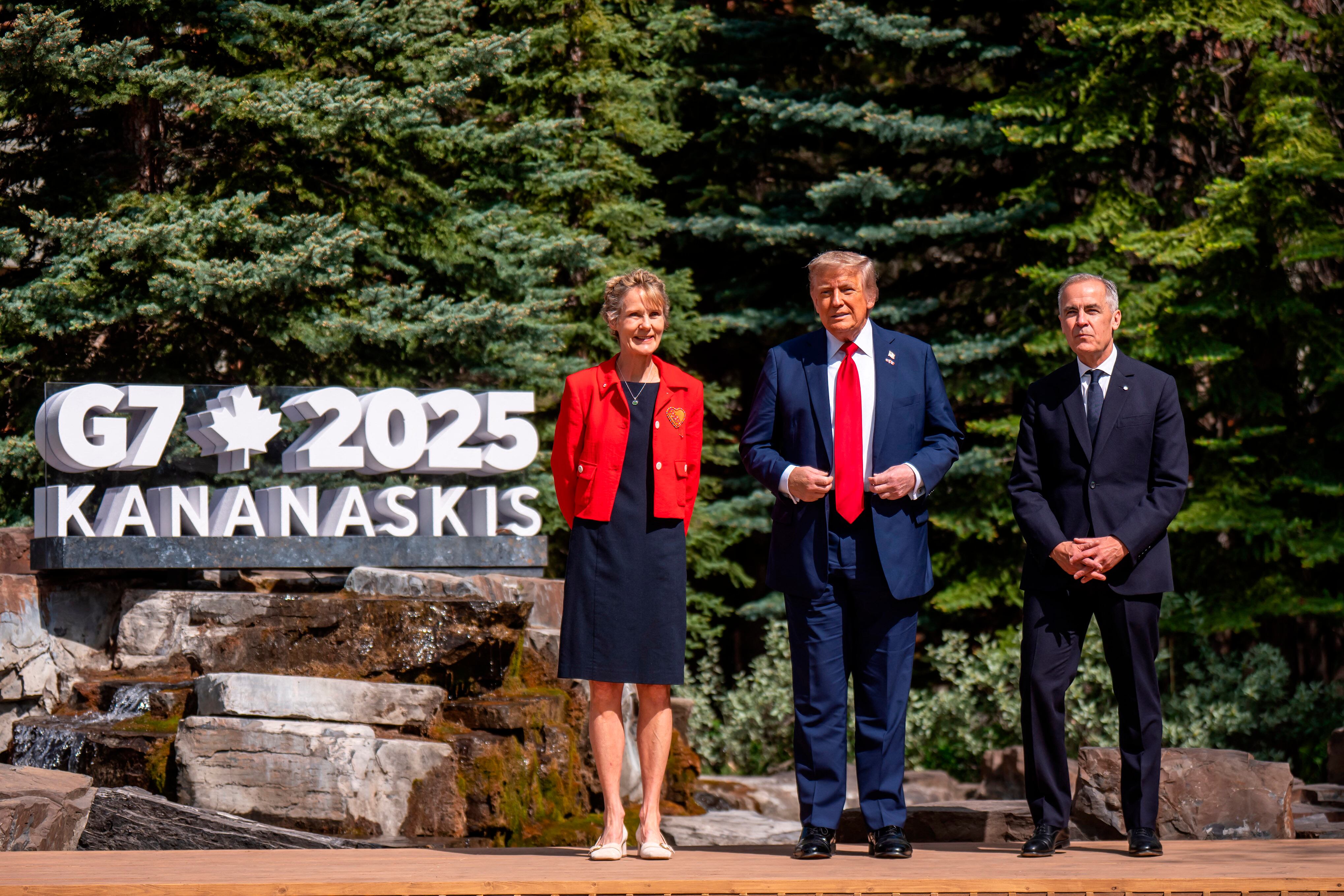 Donald Trump posa junto a Mark Carney y su esposa, Diana Fox, en su llegada a la Cumbre del G7 en Canadá