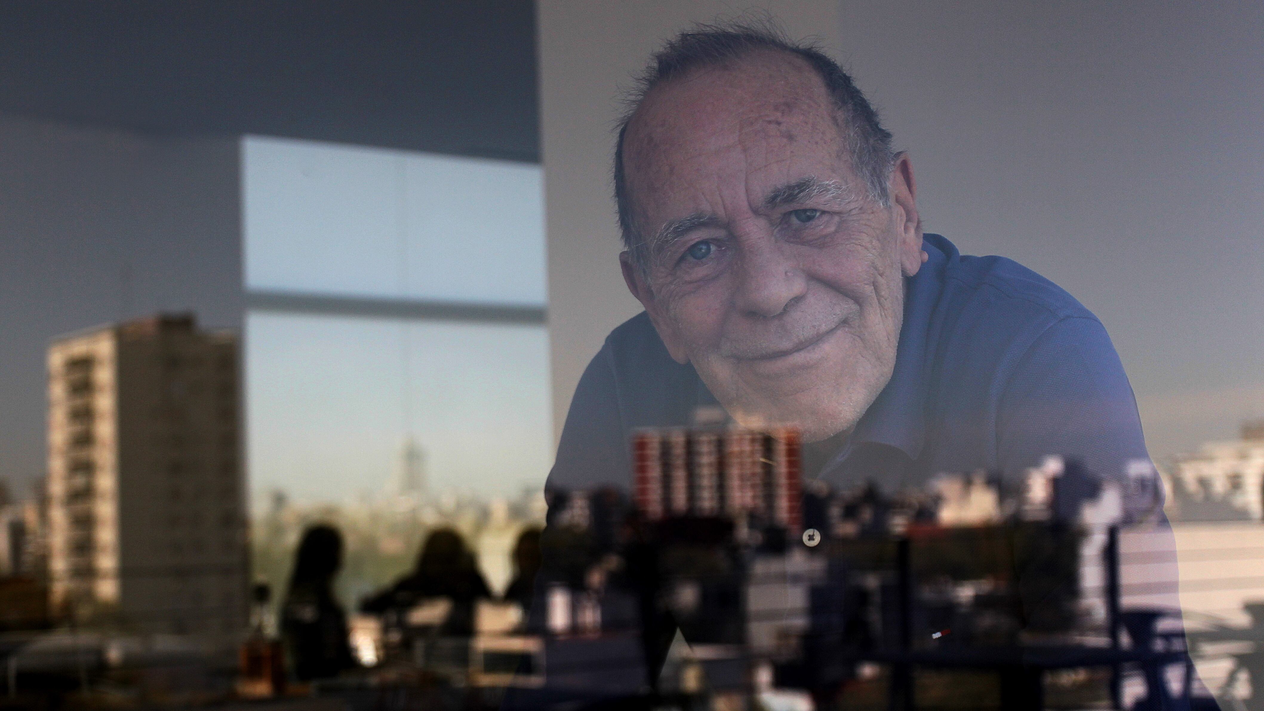 "Llega un momento en la vida en que uno puede escribir equilibradamente sobre asuntos políticos e íntimos", dice Pancrazi. 