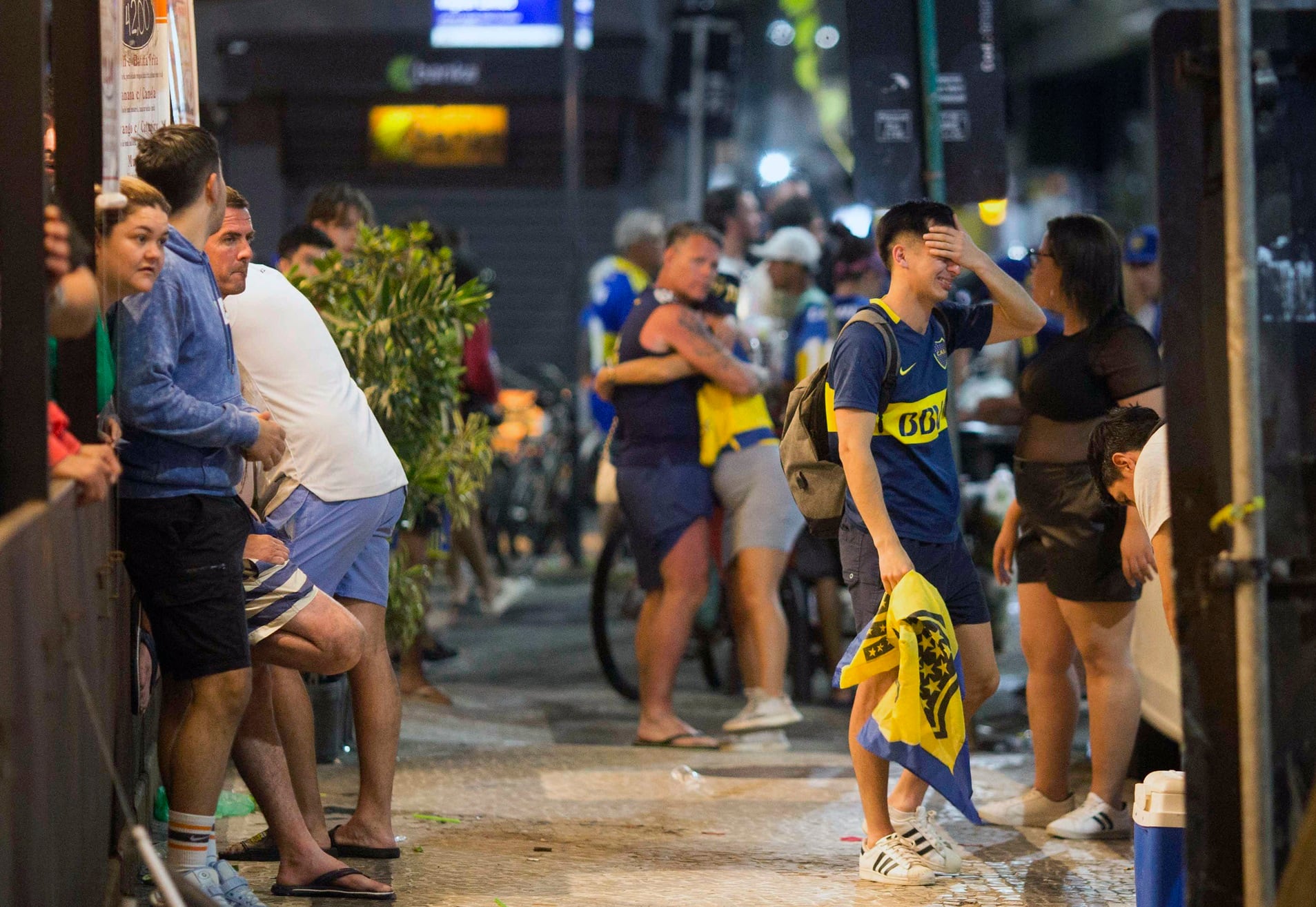La desazón de los hinchas de Boca a la salida de un bar de Copacabana