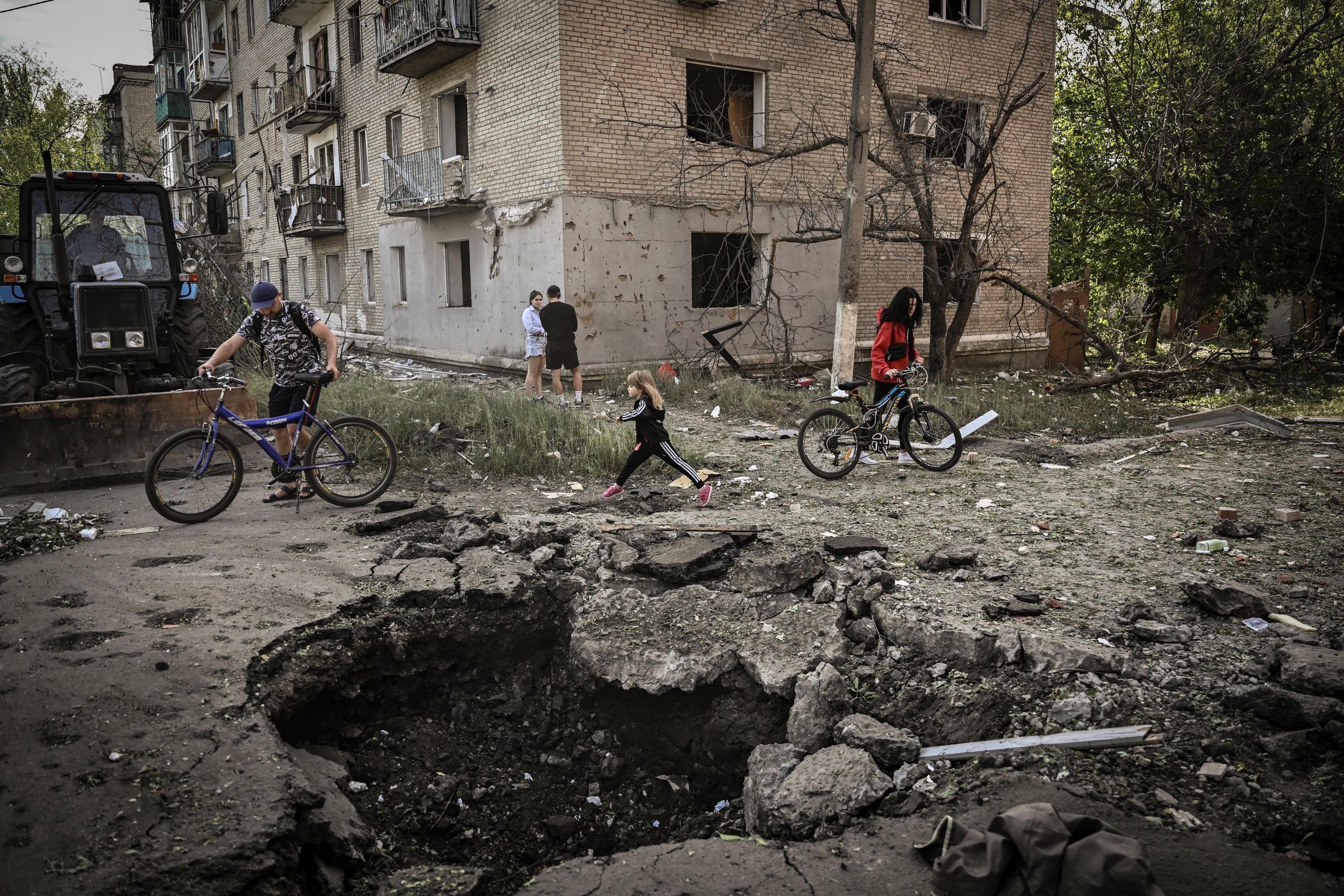 Una niña camina al lado de un cráter en Sloviansk, este de Ucrania. 