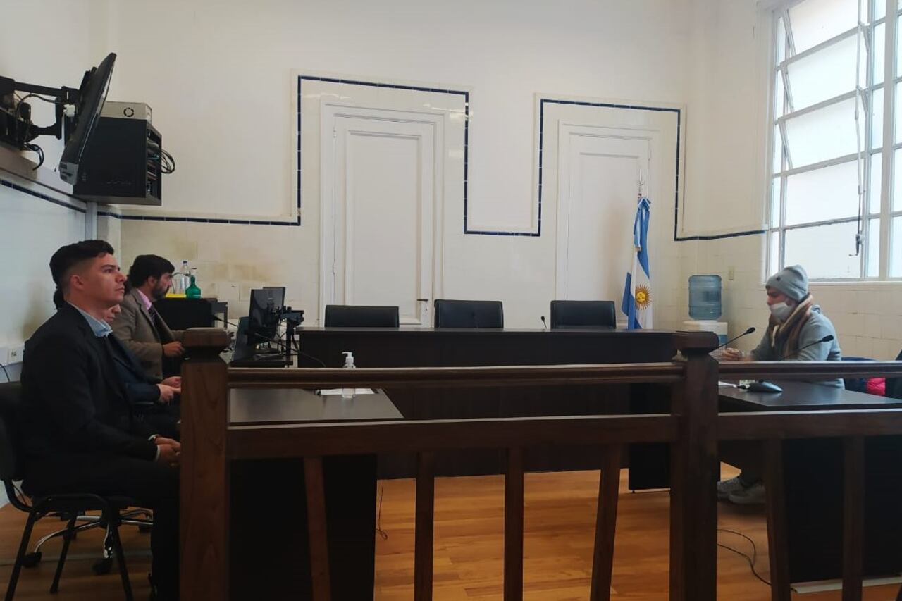 A la izquierda, Coronel y, a la derecha, Palacios, con abrigo negro, y Villagrán Di Pietro, con gorra.