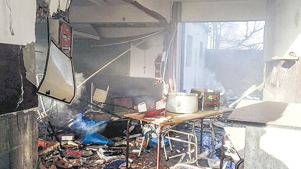 Dos personas murieron por la explosión de una garrafa en la escuela 49 de Moreno.