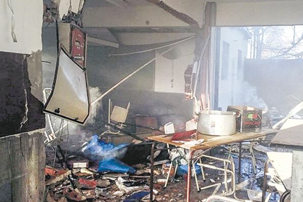 Dos personas murieron por la explosión de una garrafa en la escuela 49 de Moreno.